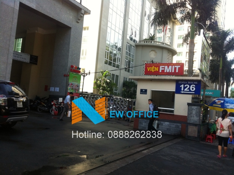 Phía trước tòa nhà Itaxa House