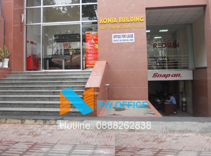 Phía trước tòa nhà Konia Building