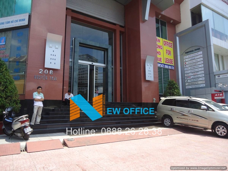 Cửa chính của tòa nhà Central Park Office Building.