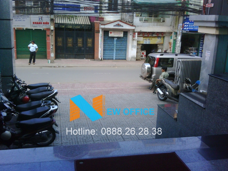 Khoảng sân phía trước khá rộng tại tòa nhà Elilink Building.