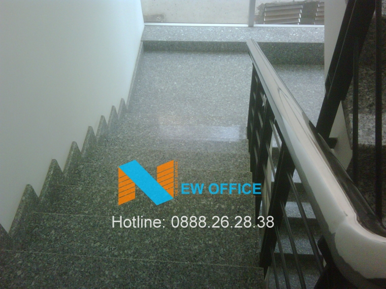 Thang thoát hiểm tại tòa nhà H&H Building.