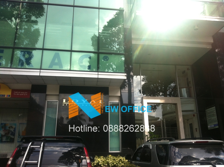 Phía trước tòa nhà Loyal Building