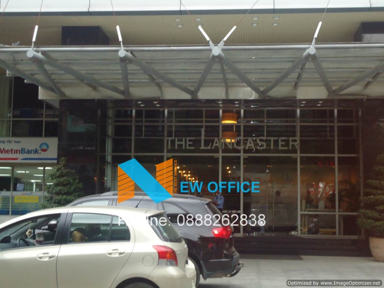 khu vực đậu xe trước sảnh tòa nhà The Lancaster