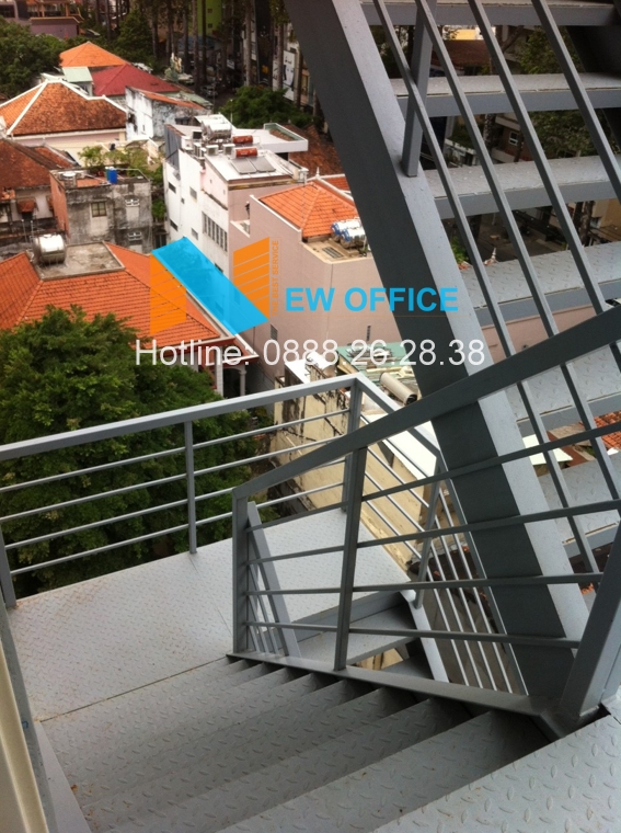 Thang bộ cửa thoát hiểm của tòa nhà Nguyễn Kim Building.