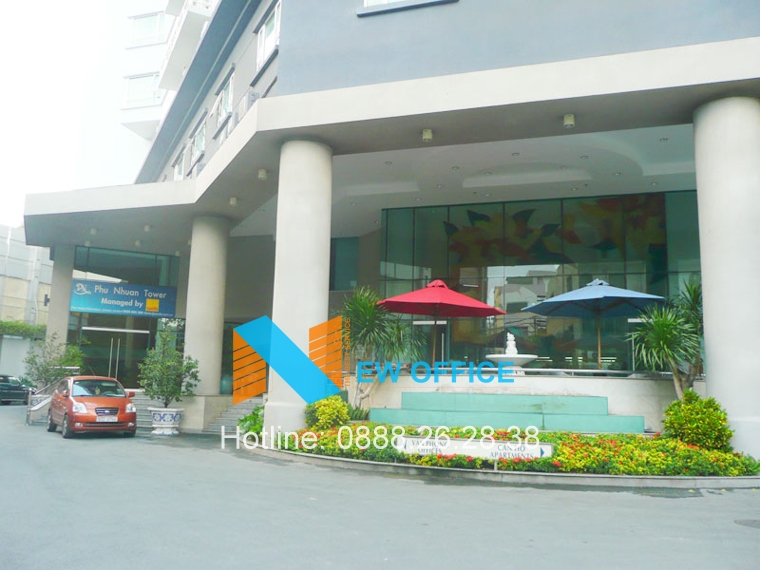 Không gian phía trước tòa nhà Phú Nhuận Building quận Phú Nhuận.