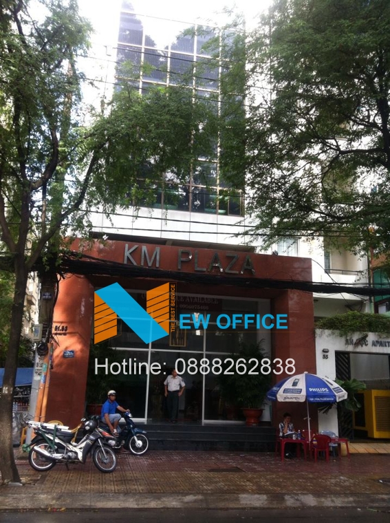 Phía trước tòa nhà KM Plaza