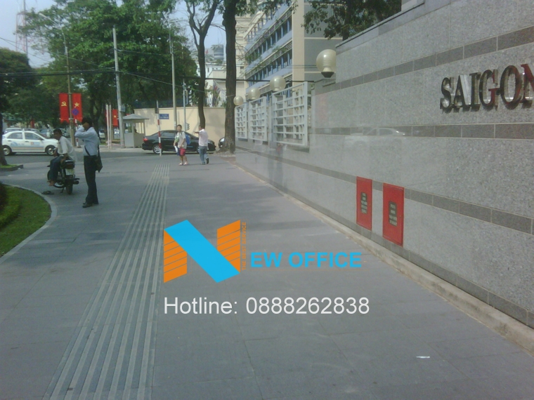 khu vực phía trước tòa nhà Saigon Tower