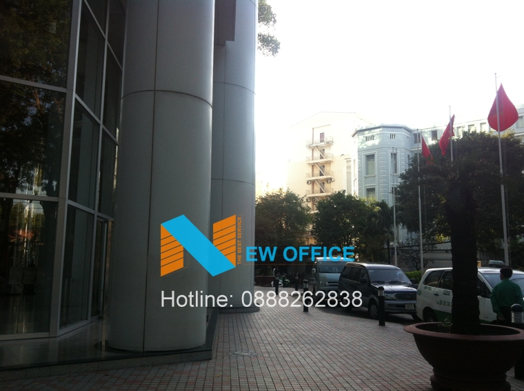 khu vực phía trước tòa nhà SAIGON TRADE CENTER