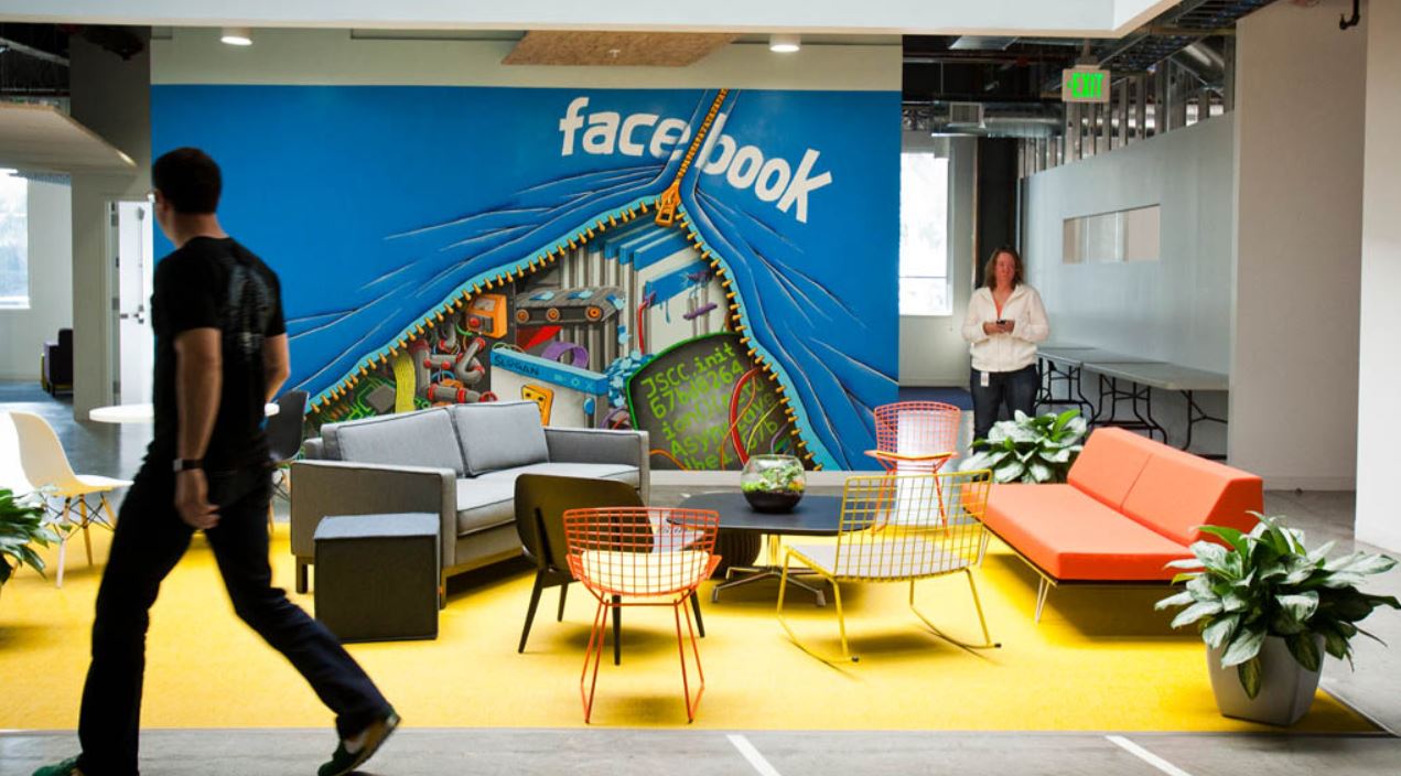 Hình ảnh một góc văn phòng facebook được thiết kế theo không gian mở