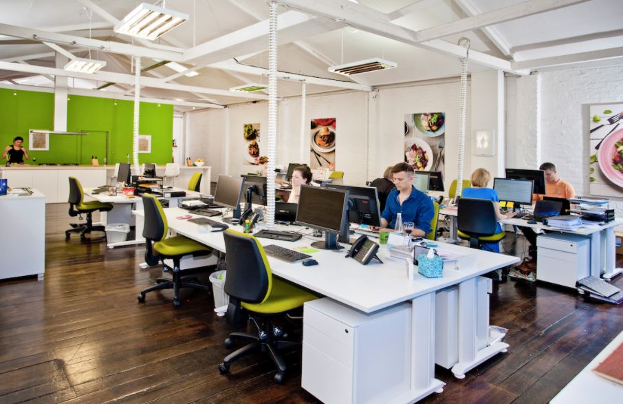 Thiết kế văn phòng theo không gian mở để tạo ảo giác cho văn phòng rộng hơn